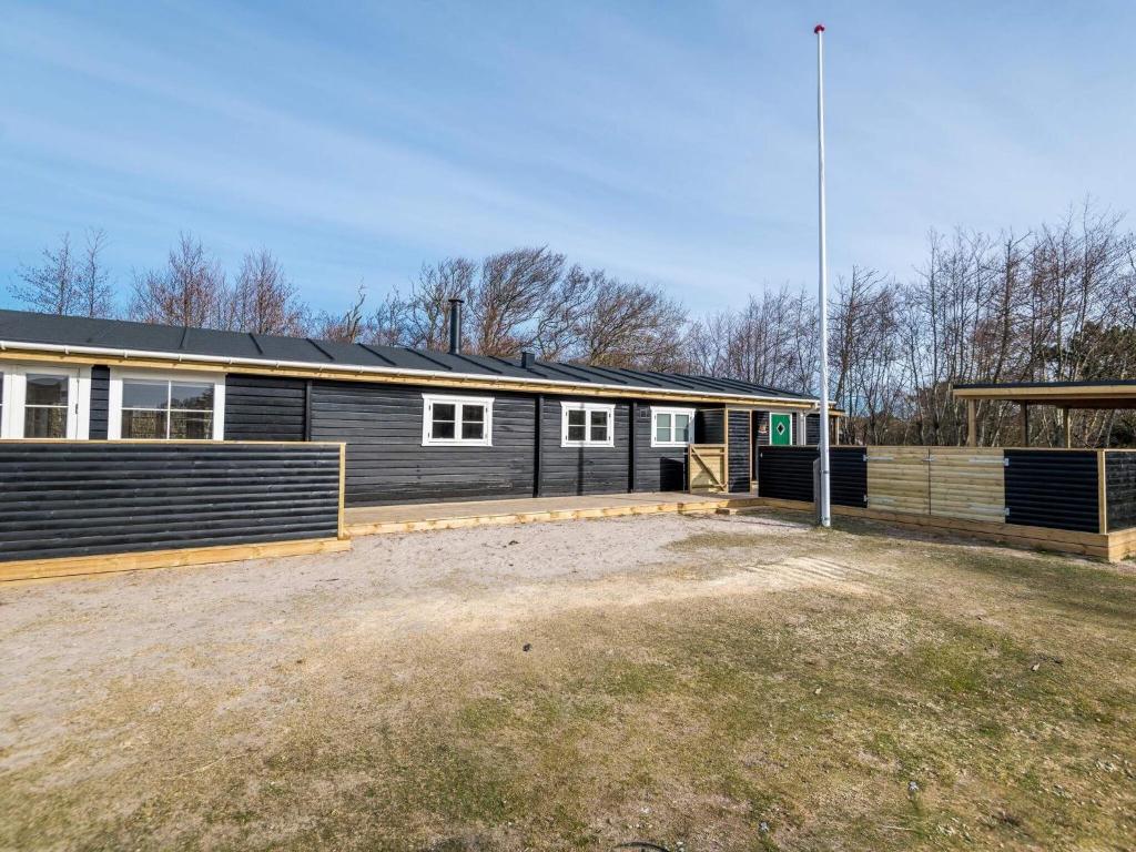 Holiday home Fanø LII في فانو: منزل أمامه ساحة كبيرة