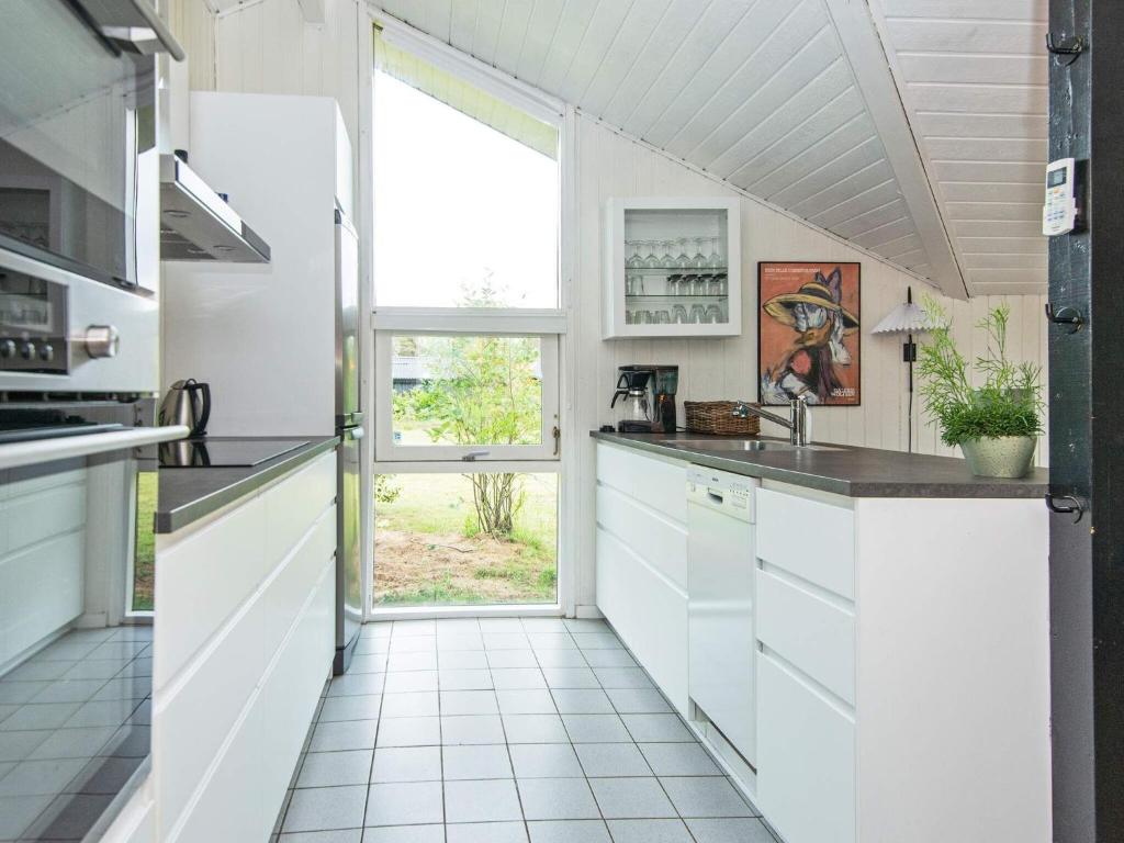 Kuchyň nebo kuchyňský kout v ubytování Holiday home Brovst X
