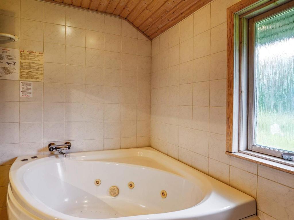 Koupelna v ubytování 10 person holiday home in Dannemare-By Traum