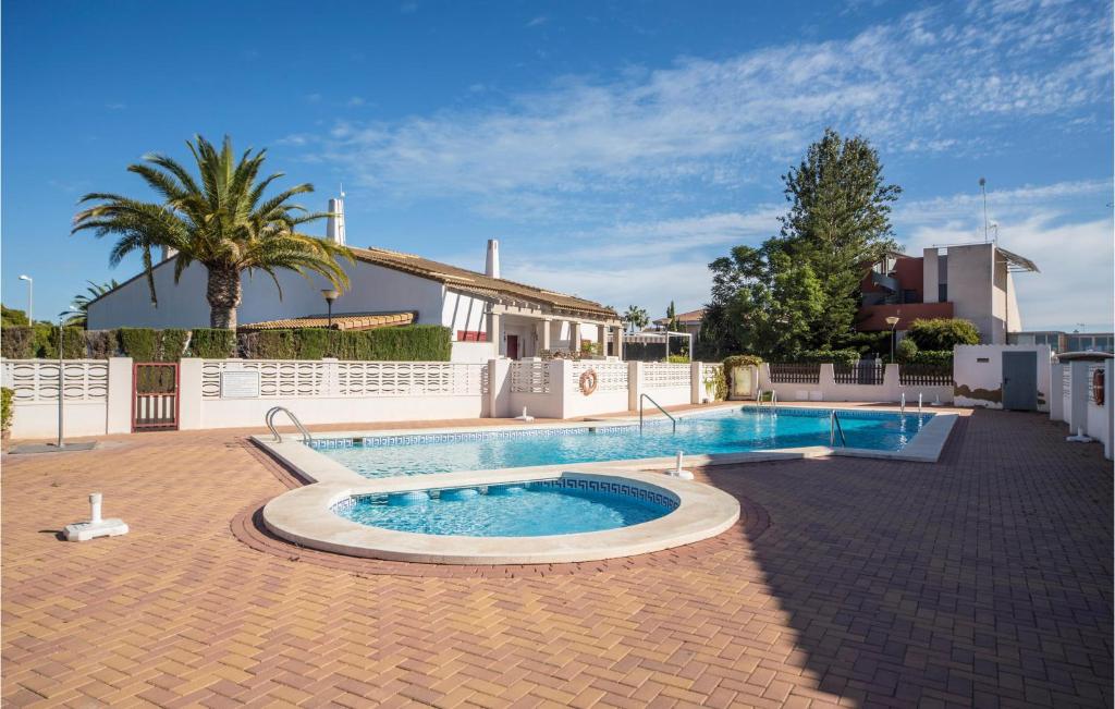 - une piscine au milieu d'une cour dans l'établissement Amazing Home In Sagunto With Swimming Pool, à Sagonte