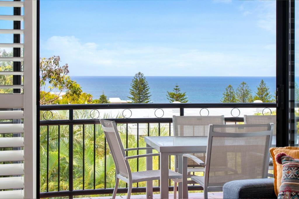 陽光海灘的住宿－6 Seabreeze Spacious Newly Renovated Apartment with Ocean Views，一个带桌椅的海景阳台