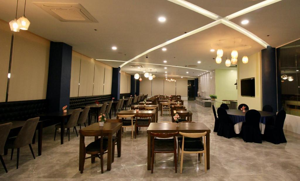 Restaurace v ubytování T Shine Resort and Spa