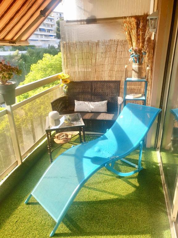 d'un balcon avec un toboggan bleu et une table. dans l'établissement Luxurious Studio in Cannes 450m from sea with Terrace and Air Conditioning and private Parking, à Cannes
