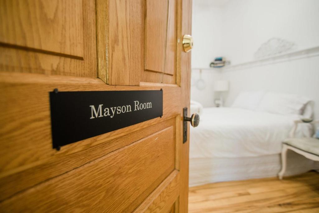 uma porta para um quarto com um sinal em Mayson Room BW Boutique Hotel em Central Lake