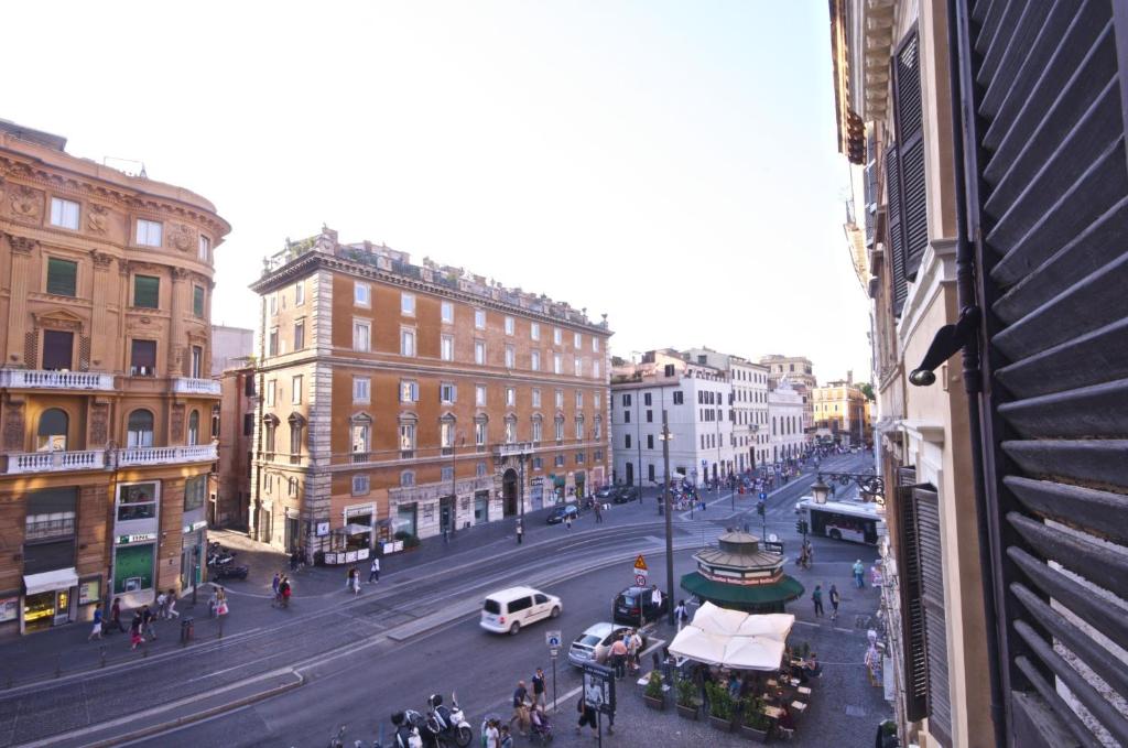 con vistas a una concurrida calle de la ciudad con vehículos en Apartment Arenula, en Roma