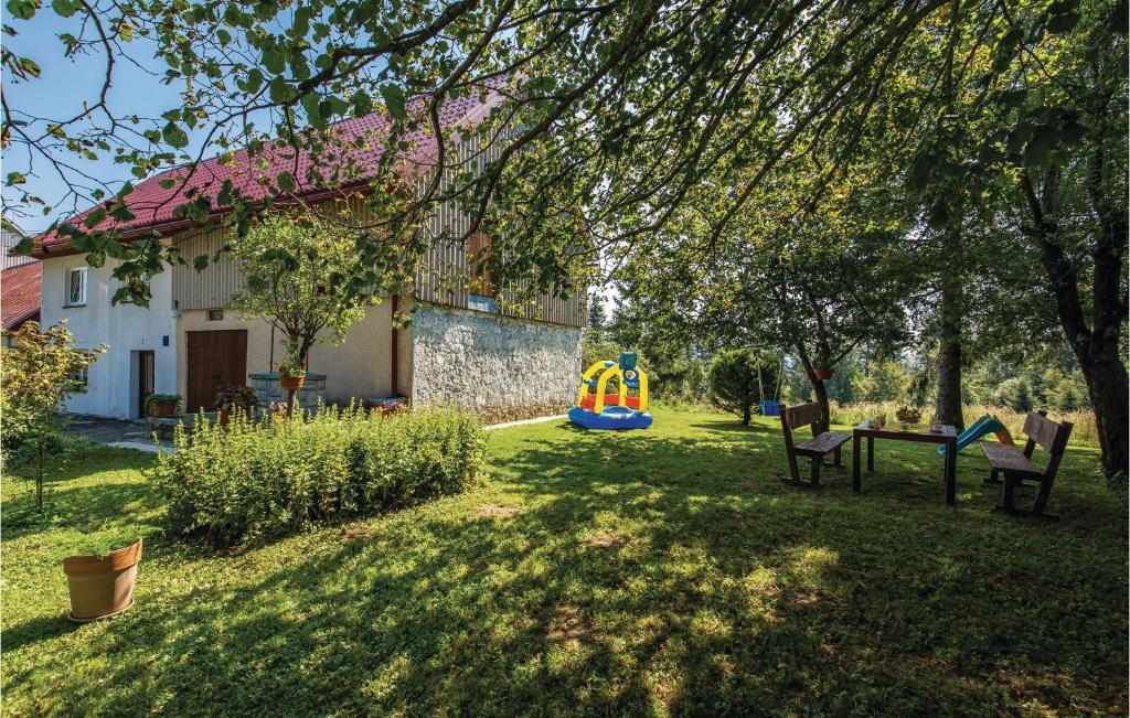 podwórko z domem i placem zabaw w obiekcie Stunning Home In Fuzine With Wifi w mieście Fužine