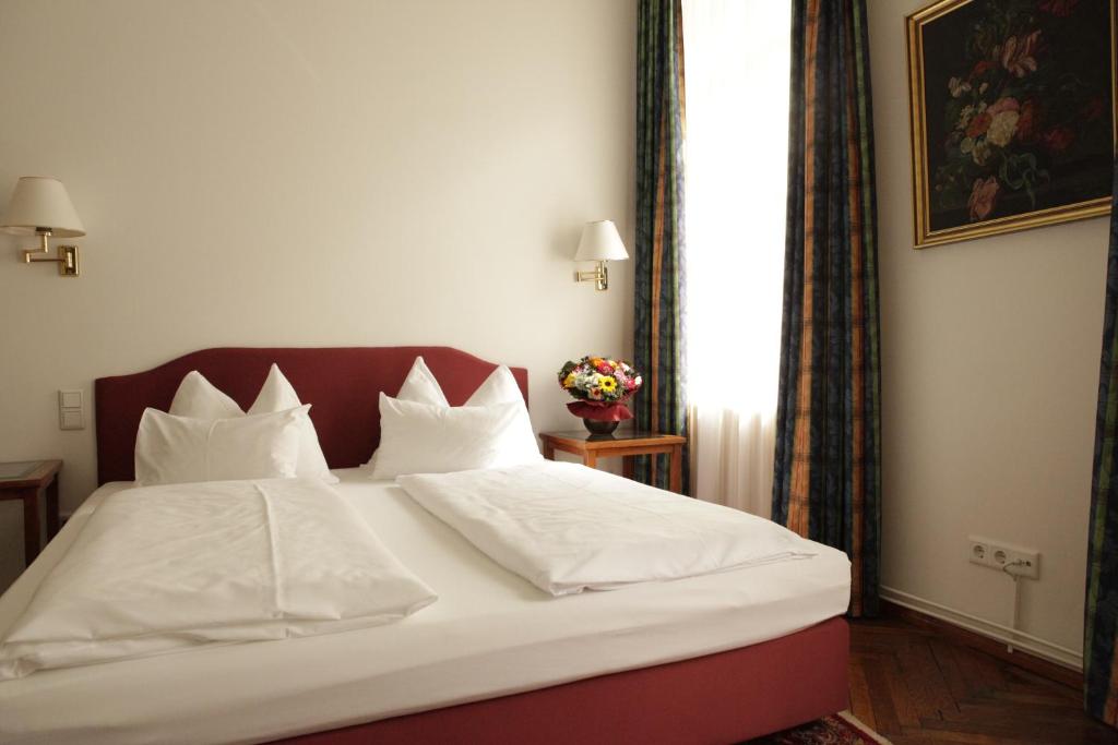 Uma cama ou camas num quarto em Hotel Domizil