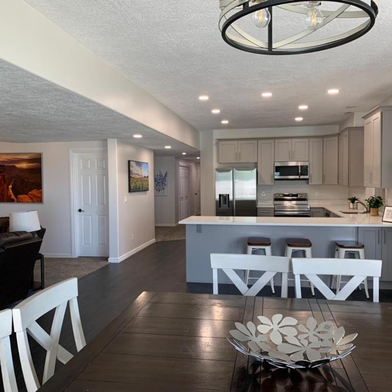 Spacious daylight basement apartment with views, Bountiful, UT