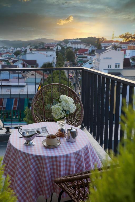 Balkón nebo terasa v ubytování ARTIS Hotel Da Lat