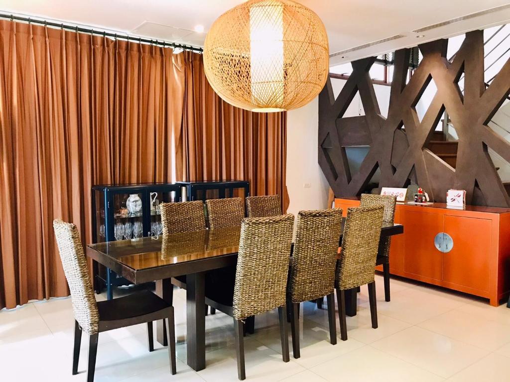 Posezení v ubytování Amatapura Beachfront Villa 10 , SHA Certified