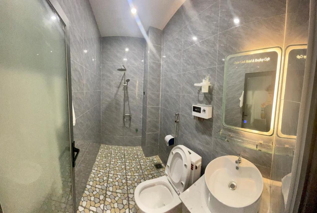 Kupaonica u objektu Chiến Cảnh Hotel