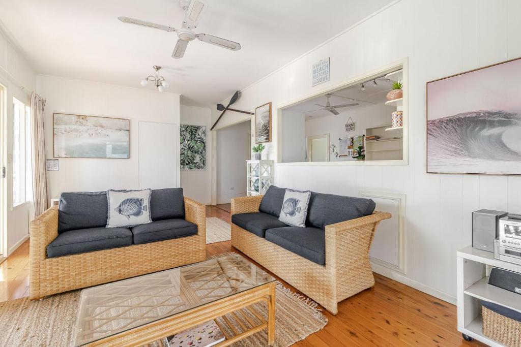 ein Wohnzimmer mit 2 Sofas und einem TV in der Unterkunft The Beach House Nine in Yamba