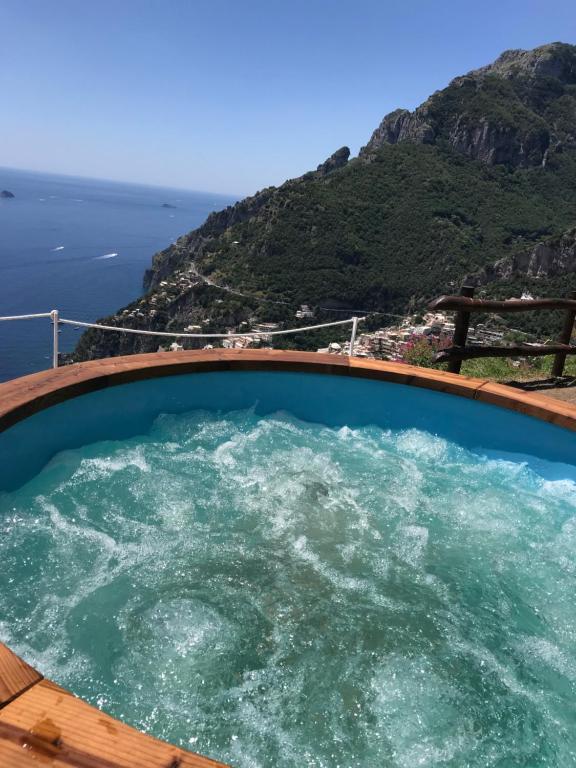 una vasca idromassaggio con vista sull'oceano di VILLA LA TAGLIATA spectacular jacuzzi tub amazing view and private parking garage a Positano