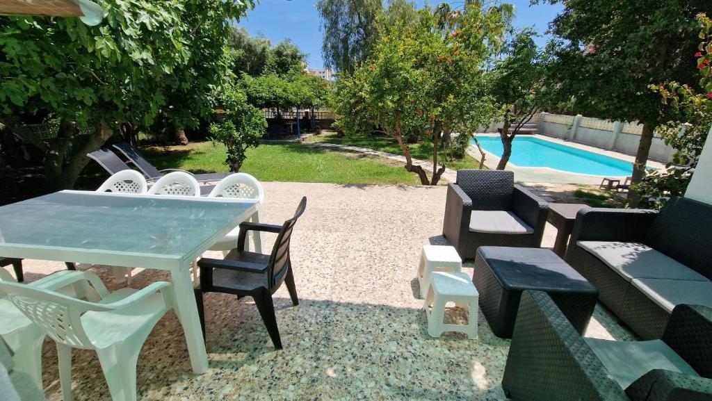 House with exclusive pool and garden 7 min walk from the beach and the center - Vakantiehuis