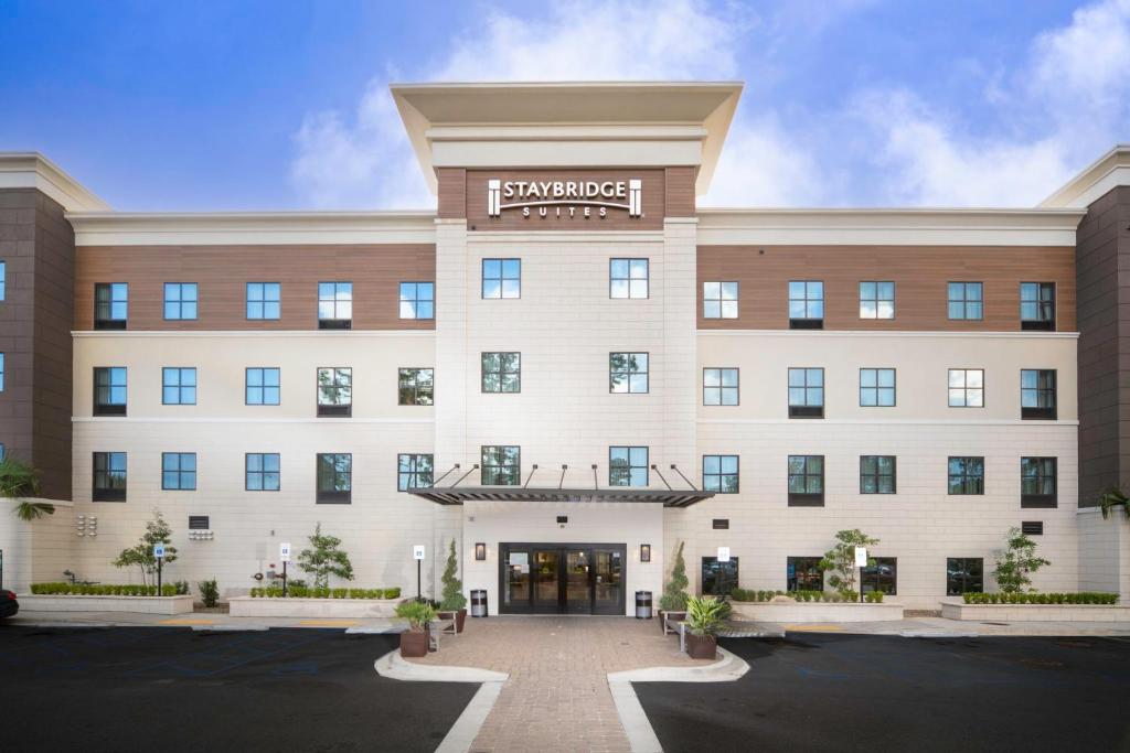 uma representação da frente de um hotel em Staybridge Suites - Summerville, an IHG Hotel em Summerville