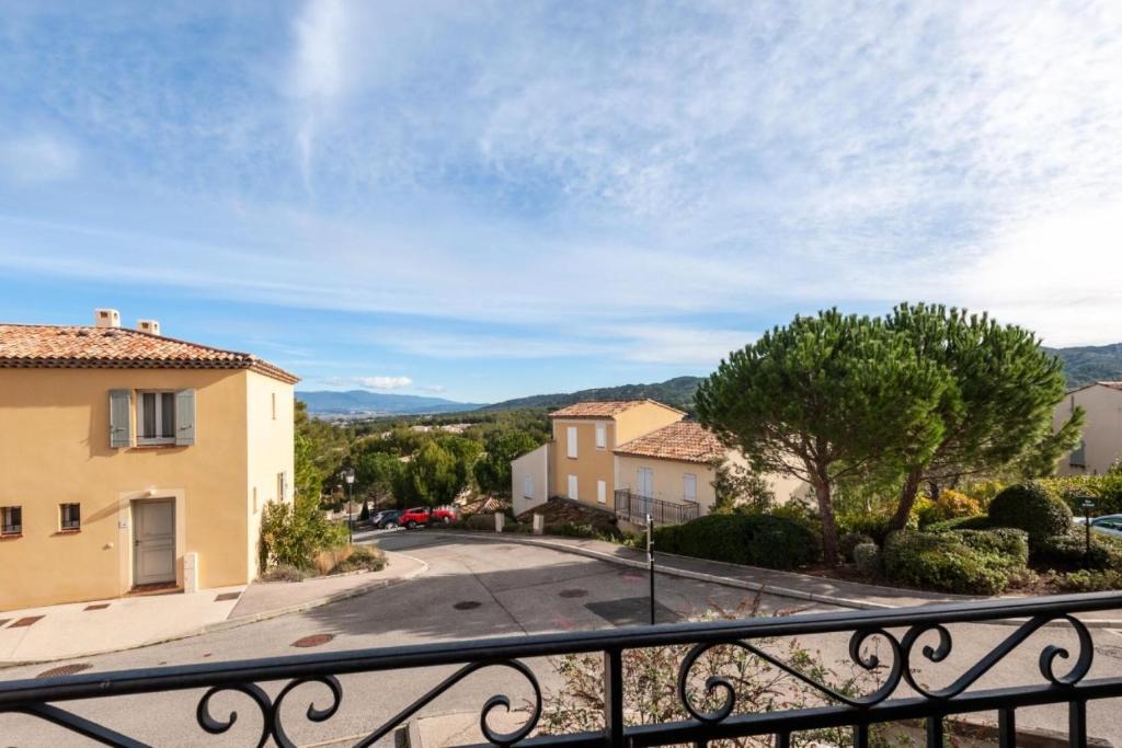 une vue depuis le balcon d'une maison dans l'établissement Les Coteaux de Pont Royal en Provence - maeva Home - Appartement 2 Pièces 4 Personnes - Sélection MAE-5991, à Mallemort