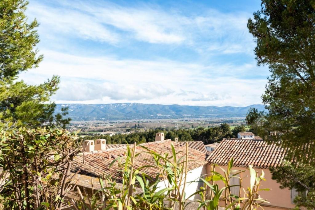 - une vue sur les montagnes depuis le toit d'une maison dans l'établissement Les Coteaux de Pont Royal en Provence - maeva Home - Appartement 3 Pièces 6 Personnes - Sélection MAE-6001, à Mallemort