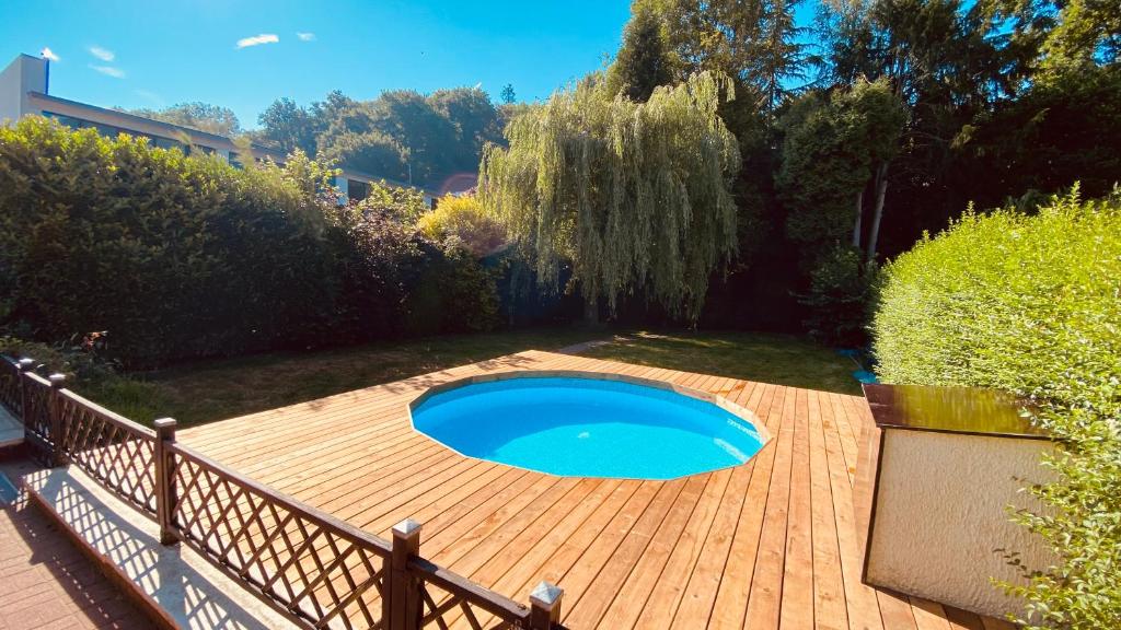 una pequeña piscina en una terraza de madera en La douce Rive en Esneux