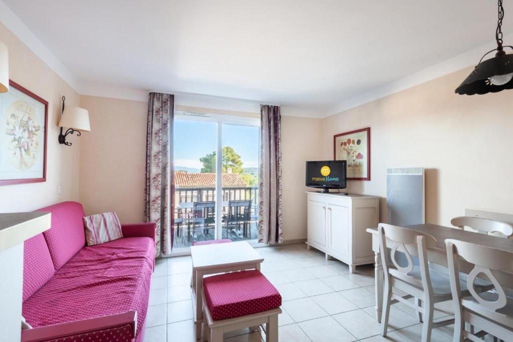 ein Wohnzimmer mit einem Sofa und einem Tisch in der Unterkunft Les Coteaux de Pont Royal en Provence - maeva Home - Maison 3 Pièces 6 Perso 13 in Mallemort