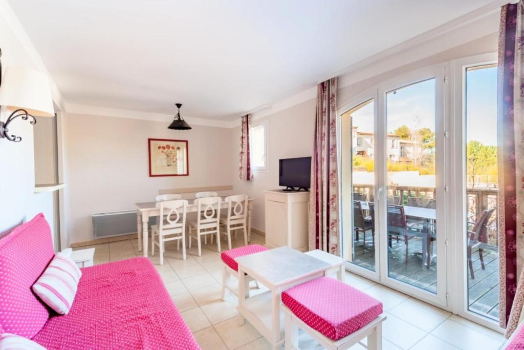 un salon avec un canapé et une table dans l'établissement Les Coteaux de Pont Royal en Provence - maeva Home - Maison 4 Pièces 8 Personnes - Sélection MAE-6014, à Mallemort