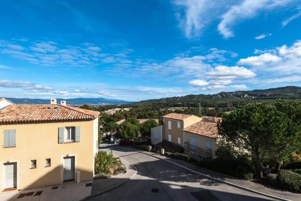 uitzicht op een straat in een stad met huizen bij Les Coteaux de Pont Royal en Provence - maeva Home - Appartement 2 Pièces 4 17 in Mallemort