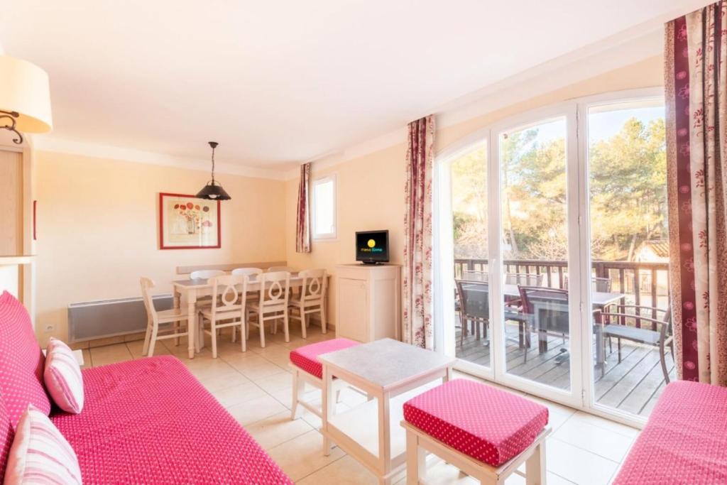 een woonkamer met een bank en een tafel bij Les Coteaux de Pont Royal en Provence - maeva Home - Maison 4 Pièces 8 Perso 26 in Mallemort