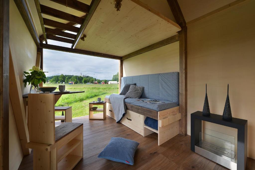 Posedenie v ubytovaní Glamping Hluboká