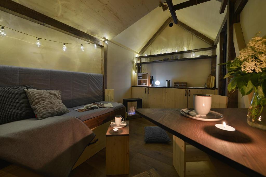 Posedenie v ubytovaní Glamping Hluboká