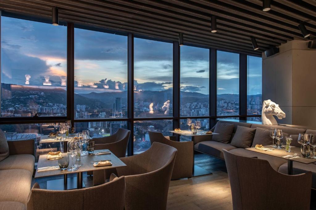 Posezení v ubytování Pullman Tbilisi Axis Towers
