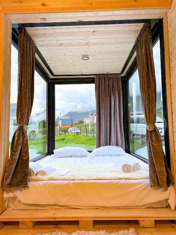 Postel nebo postele na pokoji v ubytování mood villa Kazbegi