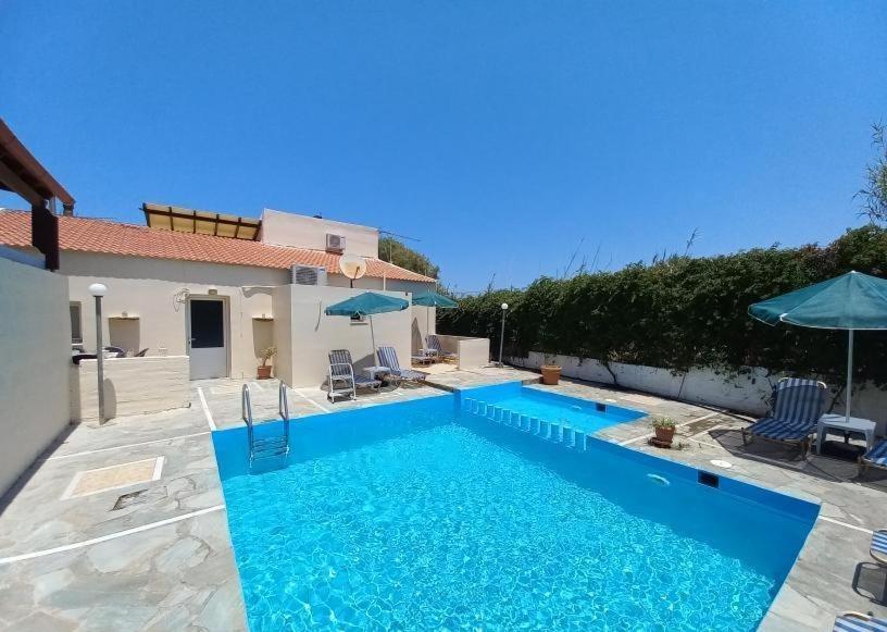 una piscina di fronte a una casa di Casa Constans a Maleme