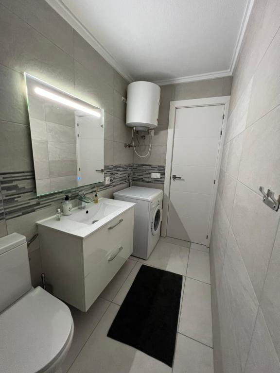 Koupelna v ubytování Modern apartment in Punta Prima
