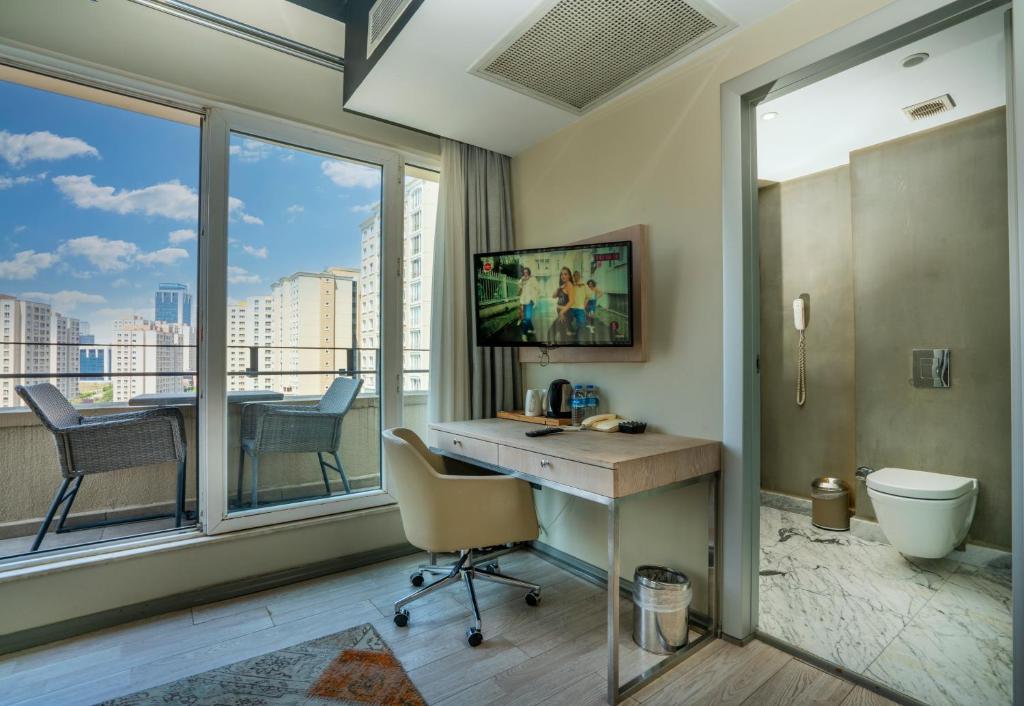 A television and/or entertainment centre at The Gate Ataşehir Finance Centre