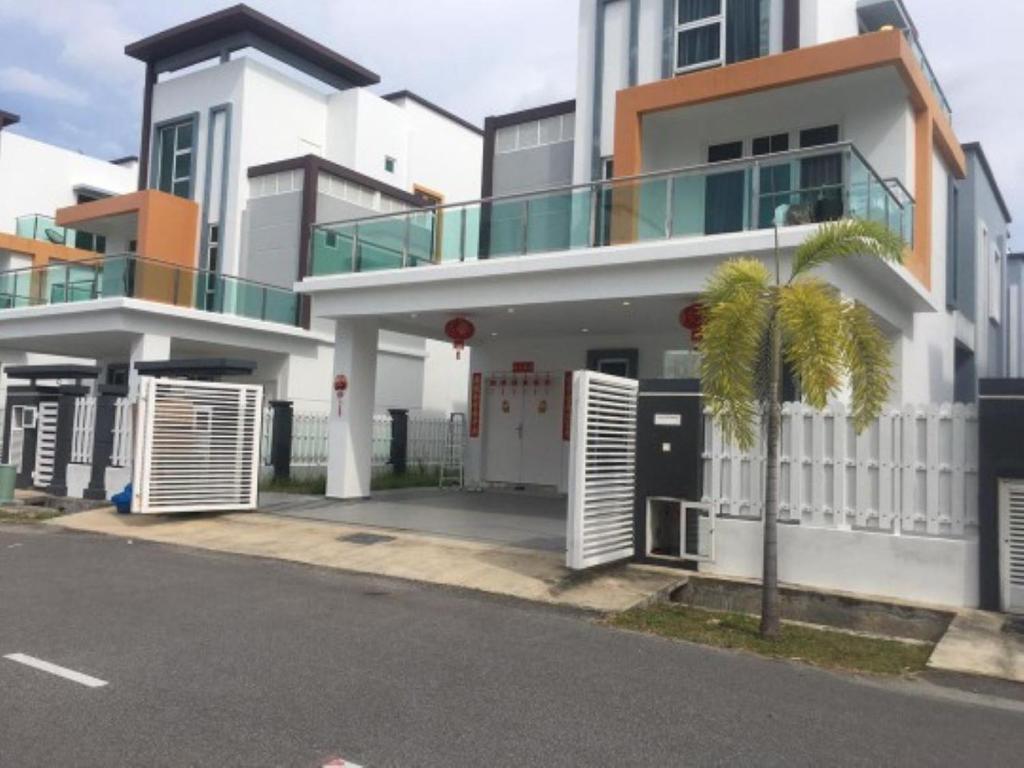 um edifício branco com uma palmeira em frente em My Home Kayangan Villa Malacca C8 em Malaca