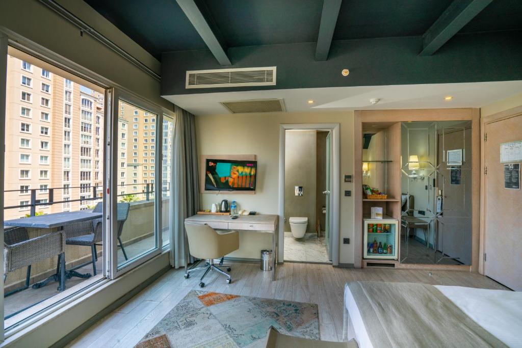 A television and/or entertainment centre at The Gate Ataşehir Finance Centre