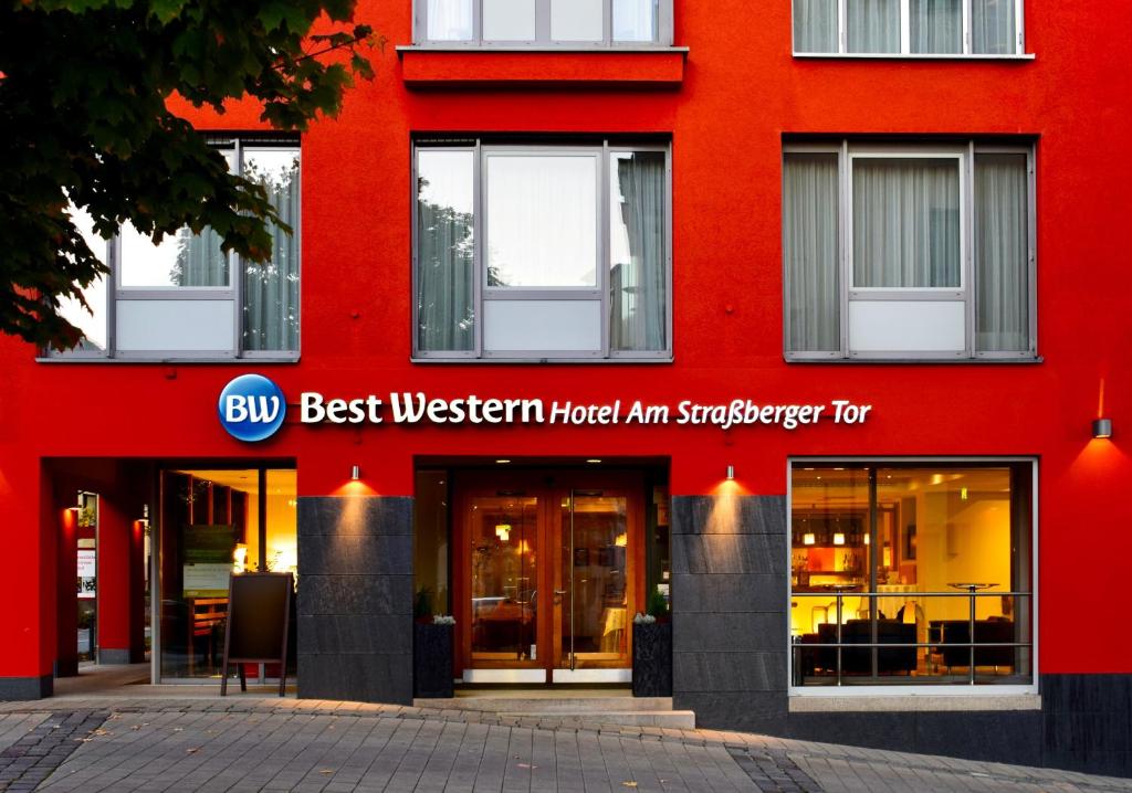 Best Western Hotel Am Straßberger Tor في بلاوين: مبنى احمر مع افضل فندق غربي انا كنيس ل