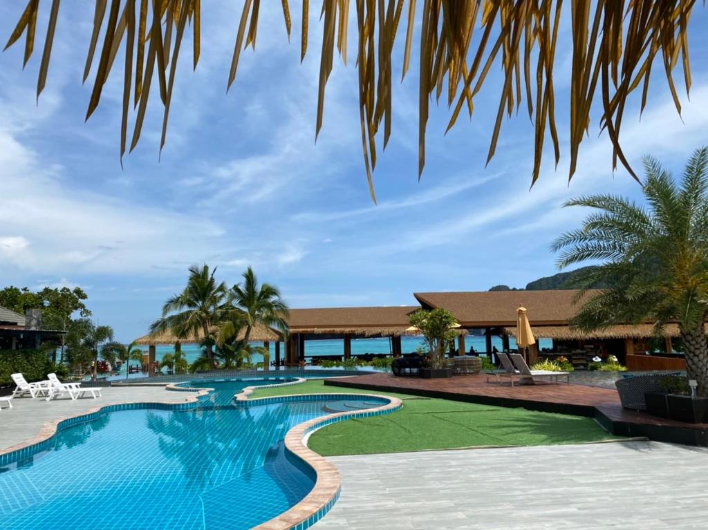 Bazén v ubytování U Rip Resort Phi Phi Hotel nebo v jeho okolí
