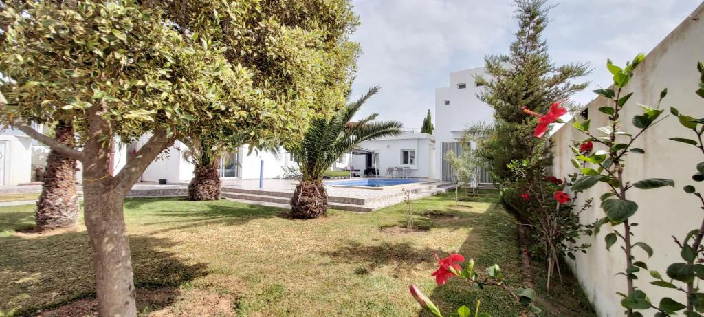 Bazén v ubytování Villa CLIMATISEE avec piscine privée, ras el ma nebo v jeho okolí