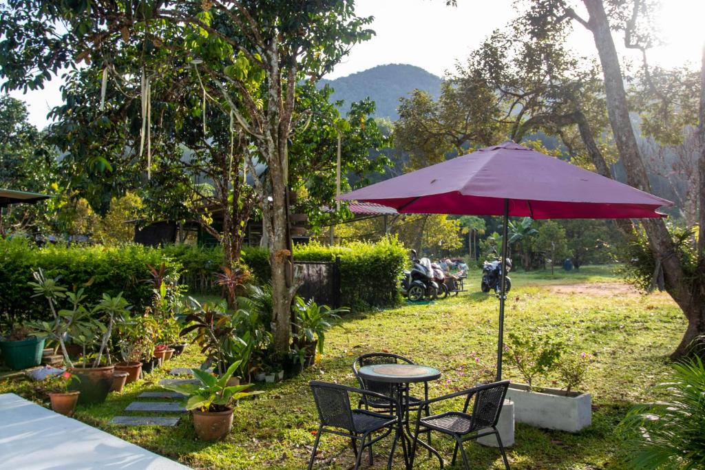 Zahrada ubytování JENI Homestay โฮมสเตย์หลังใหญ่ปิ้งย่างได้