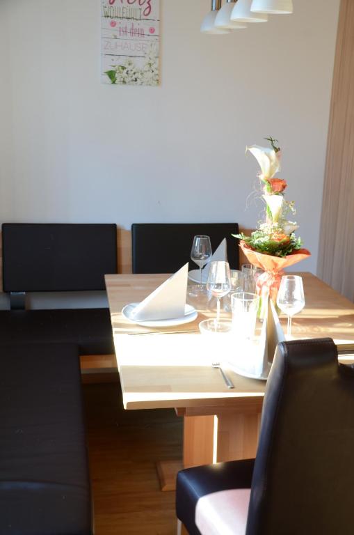 Posedenie v ubytovaní Ferienwohnung Waldköhlerei