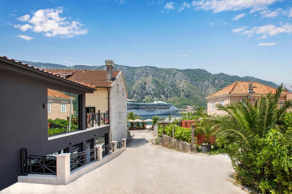 een uitzicht op een straat met huizen en bergen bij Villa Mia Casa in Kotor