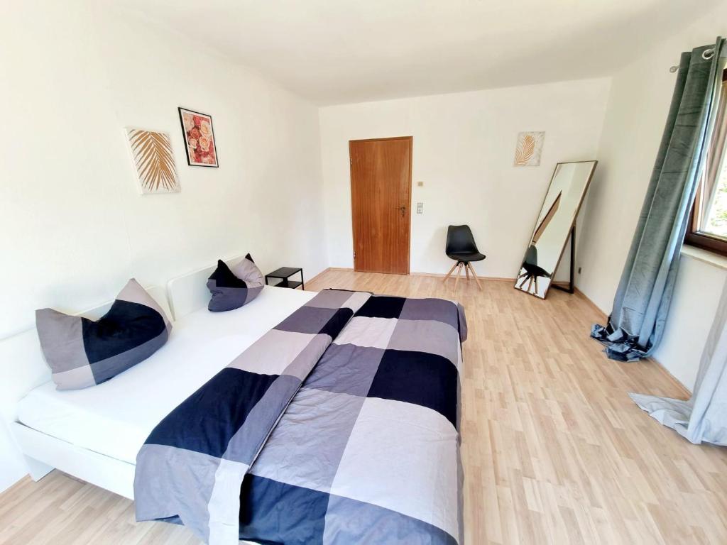1 dormitorio con 1 cama grande y suelo de madera en Relaxe Wohnung Bergstraße HP en Ober-Laudenbach