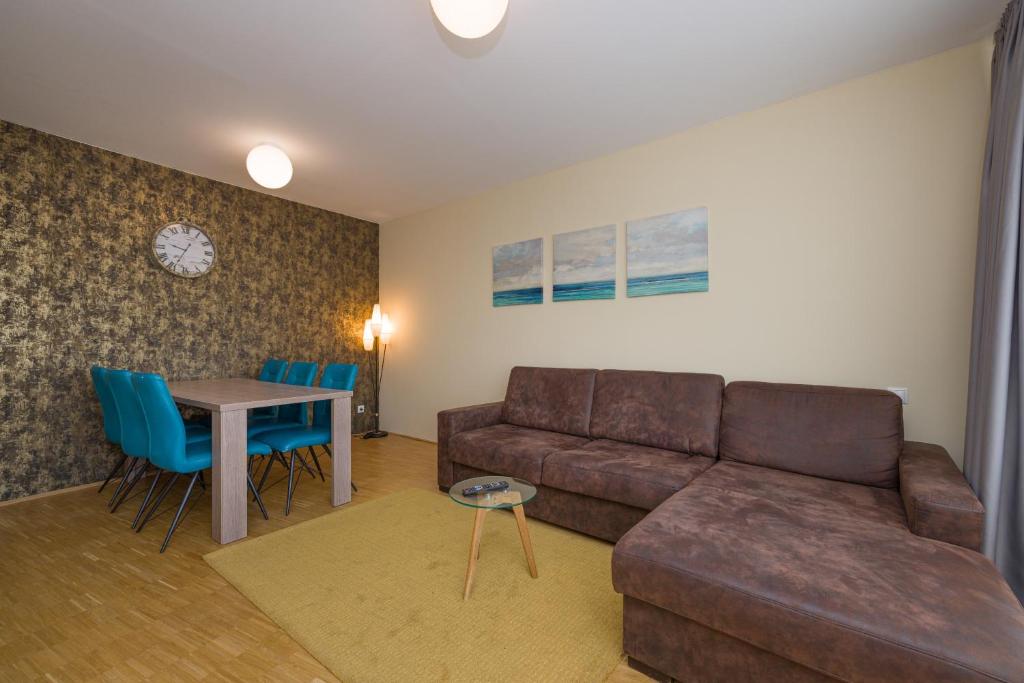 ein Wohnzimmer mit einem Sofa und einem Tisch in der Unterkunft Vienna Stay Apartments Linzerstrasse in Wien