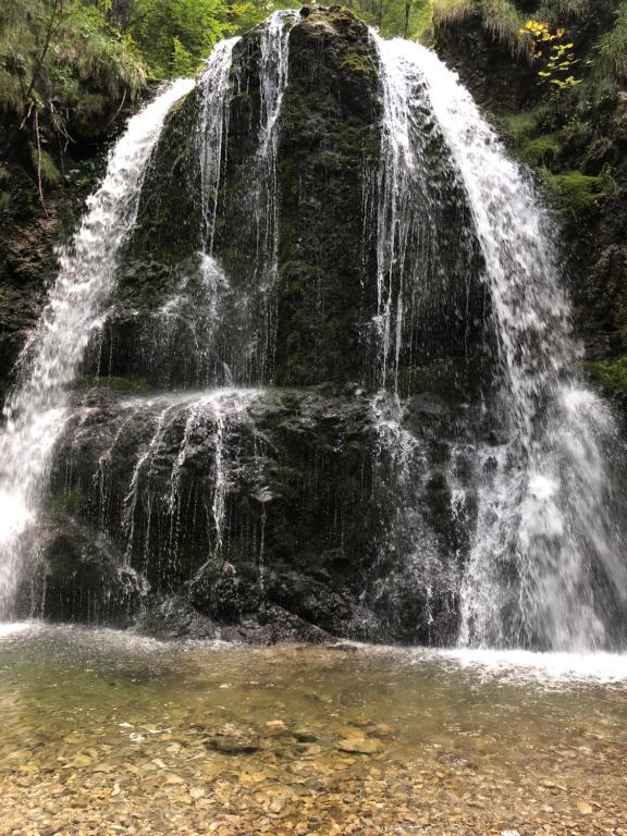 einem Wasserfall in der Mitte eines Wasserpools in der Unterkunft Ferienwohnung Wasserfall in Schliersee