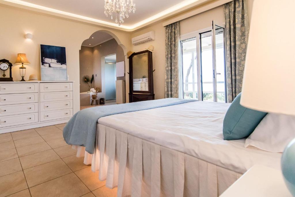 Posteľ alebo postele v izbe v ubytovaní Azzuro Beach House - On the Beach & Private Pool, by ZanteWize