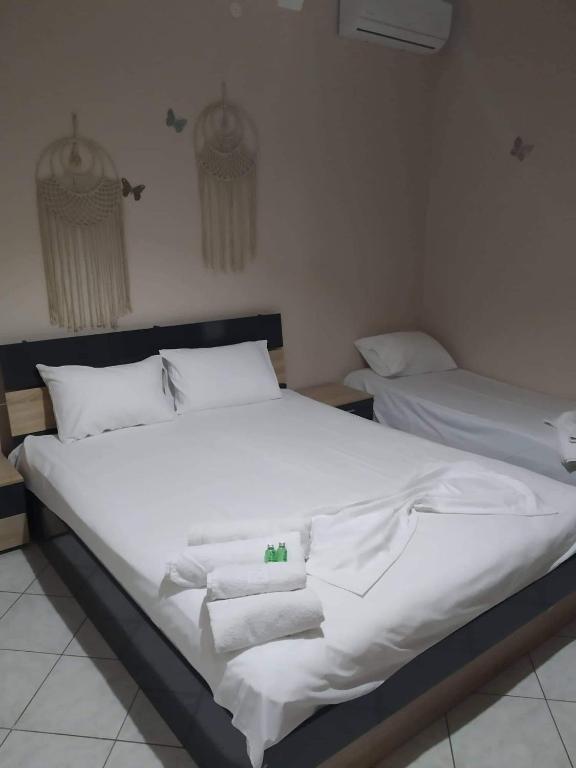 A bed or beds in a room at Ammos Apartments