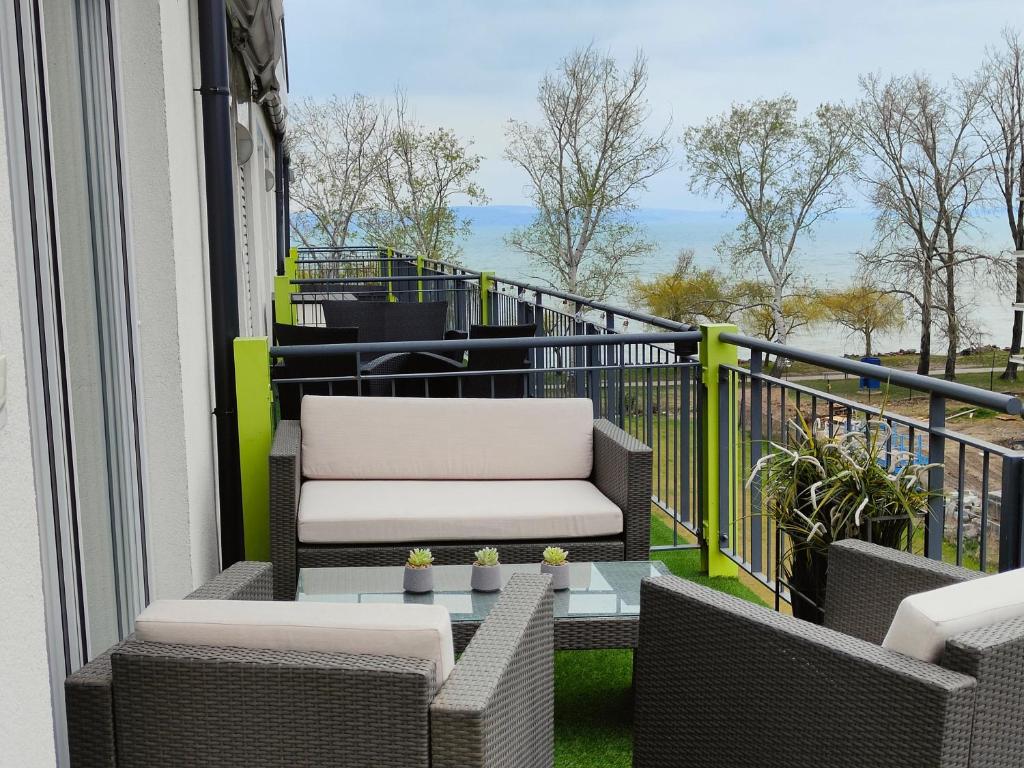 A balcony or terrace at Beachfront Paradise Ezüst Panoráma lakeview apartment with panoramic terrace
