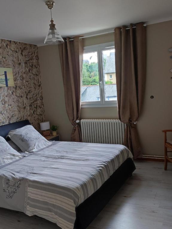 Postel nebo postele na pokoji v ubytování Les chambres d'hôtes du port de loguivy de la mer