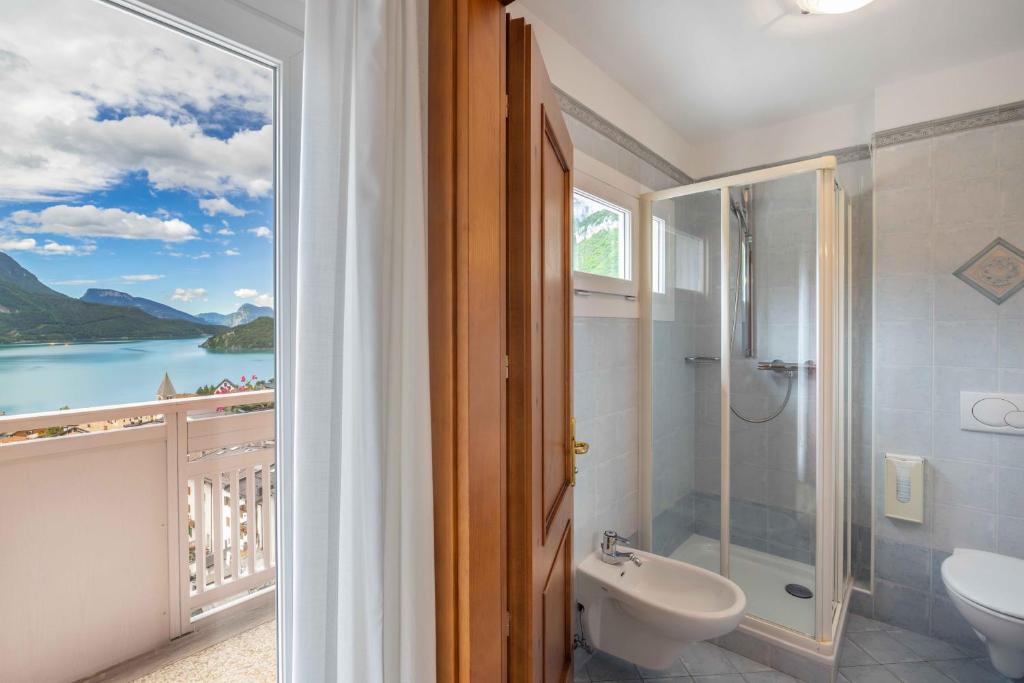 Koupelna v ubytování Hotel Londra Slow Living Molveno