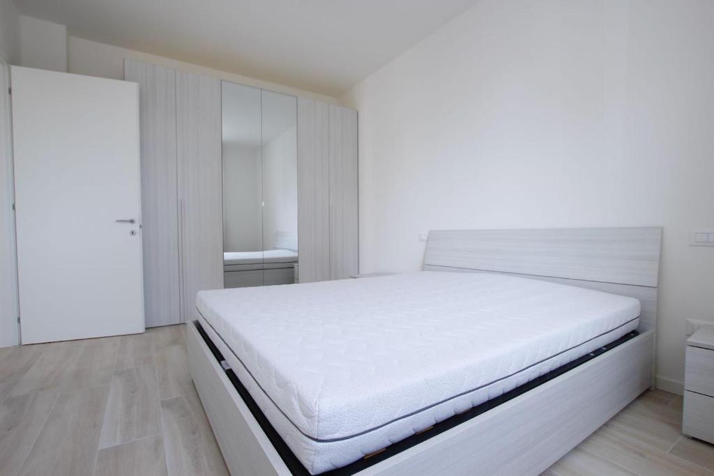 een witte slaapkamer met een wit bed erin bij Gray Palace - Home Immobiliare Jesolo in Lido di Jesolo